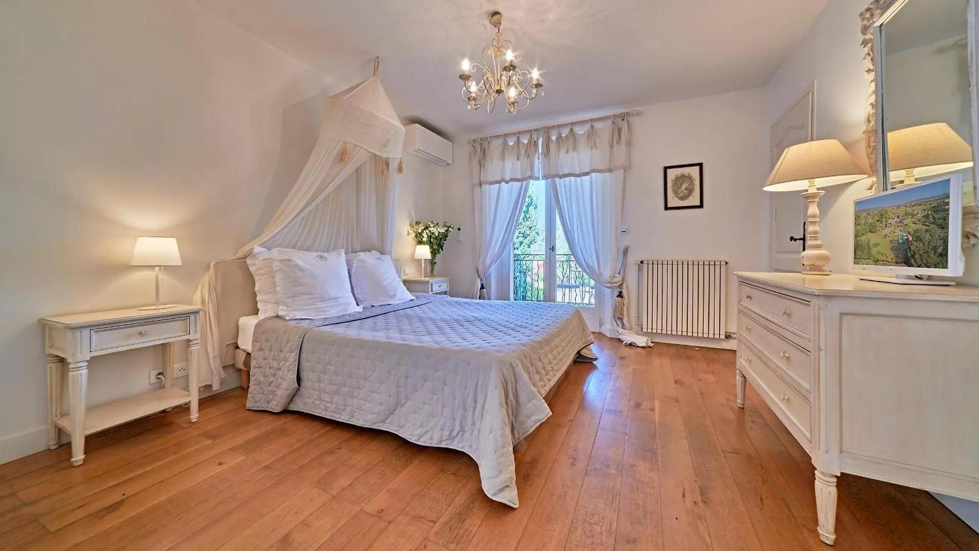 Villa Mercedes 300 M De La Plage La Londe-les-Maures Bed & Breakfast